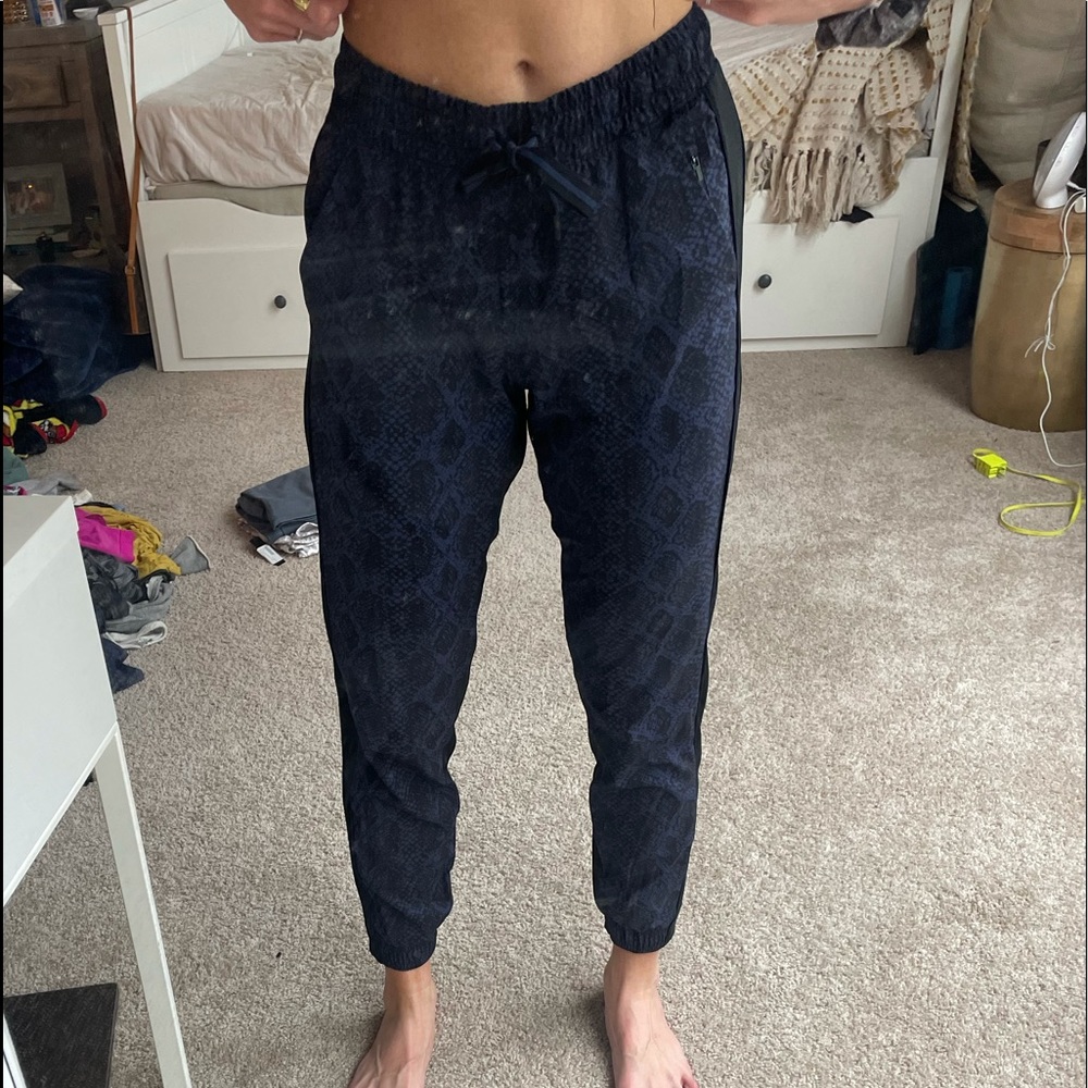 Athleta printed Brooklyn jogger blue python print